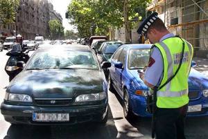 Coche en segunda fila multado - Foto: www.elmundo.es