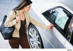 Mujer comprando un coche - Foto: www.cochesparamujeres.com