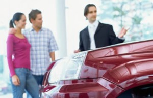 Pareja con un comercial de coches - Foto: http://automovilonline.autoplaza.com.mx