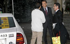 Miguel Ángel Revilla llegando en taxi a la Moncloa - Foto: www.lavozdigital.es