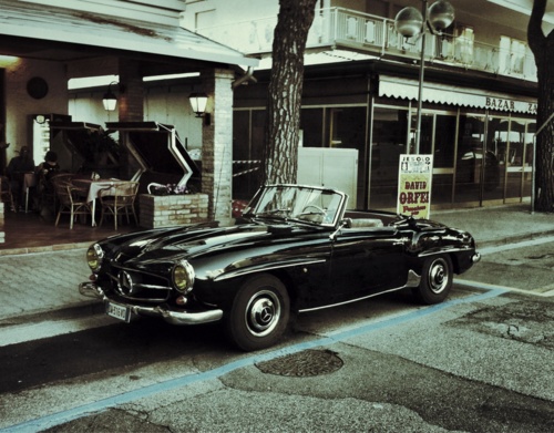 Mercedes SL Roadster aparcado en la calle - Foto: www.pinterest.com