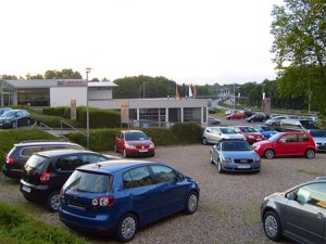 Coches usados en una campa de un concesionario - Foto: www.elmotor.net/
