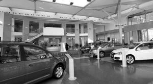 Exposición de coches de un concesionario Volkswagen - Foto: www.comocompraruncoche.com/