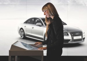 Una cliente experimentando las nuevas tecnologías de Audi City - Foto: www.digitalavmagazine.com