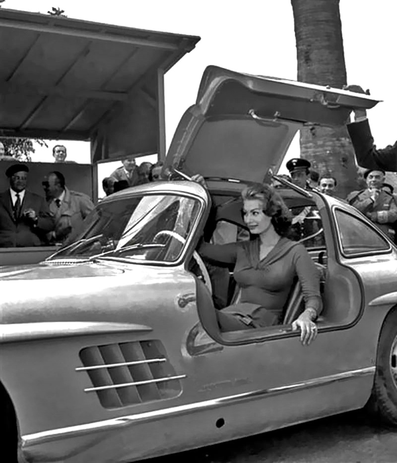 Sophia Loren abriendo la puerta de su Mercedes 300 SL Gullwing - Foto: http://uygarr.blogspot.com.es/