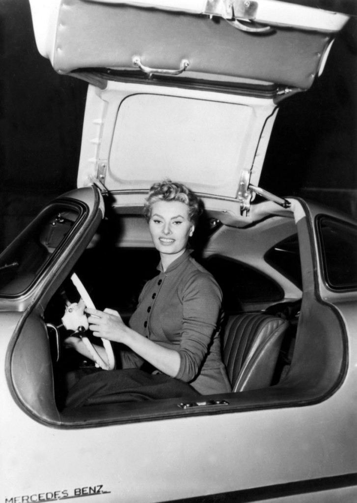 Sophia Loren en el interior de un Mercedes 300 SL Gullwing - Foto: http://uygarr.blogspot.com.es/