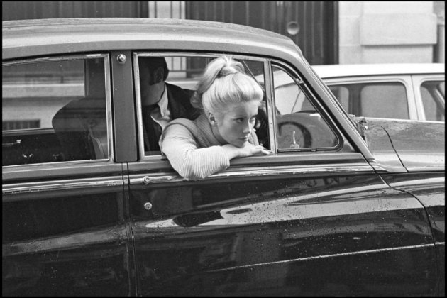 Catherine Deneuve en un coche en 1968 en Paris - Foto: http://redaccion.lamula.pe)