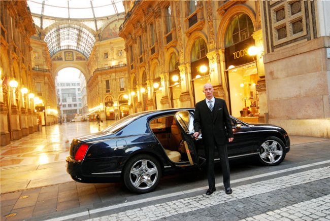 Un coche italiano a la puerta de las galerías Vittorio Emanuelle II en Milán - Foto: www.1001experiencias.com/