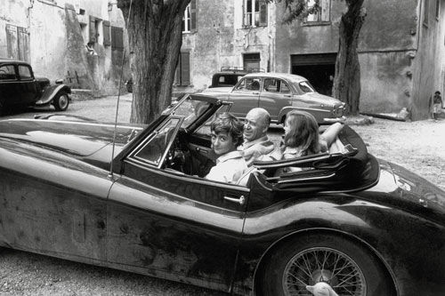 Françoise Sagan en el Aston Martin con el que acabó sufriendo su grave accidente - Foto: www.forum-auto.com