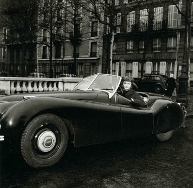 Françoise Sagan en un descapotable que parece un Jaguar - Foto: www.forum-auto.com