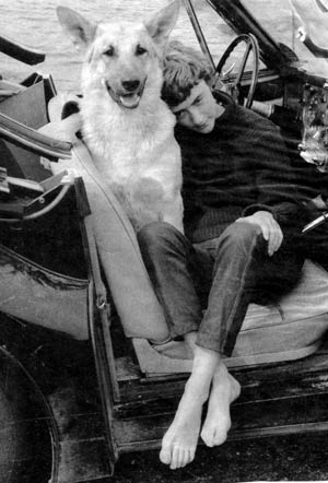 Françoise Sagan, en uno de sus deportivos y sin zapatos - Fotos: http://trolleyla.com/