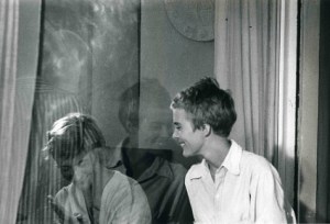 Jean Seberg mira a través del cristal a la escritora Françoise Sagan - Foto: www.tumblr.com