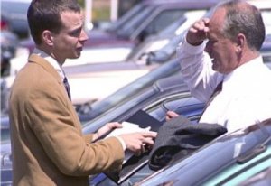 Negociando con el vendedor de coches - Foto: www.tugentelatina.com