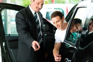 Comprando un coche nuevo en un concesionario - Foto: http://es.123rf.com/