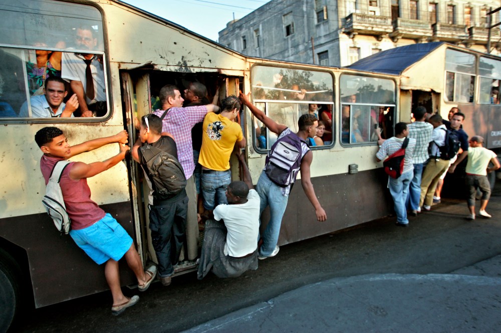 Camello de transporte público en una calle cubana - Foto: http://clikhear.palmbeachpost.com