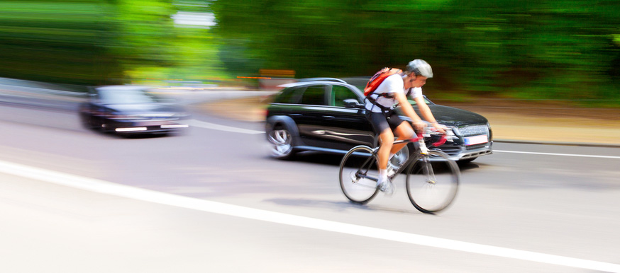 Ciclista-en-carretera-con-coches