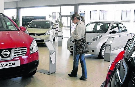 cliente-reflexiona-ante-coche